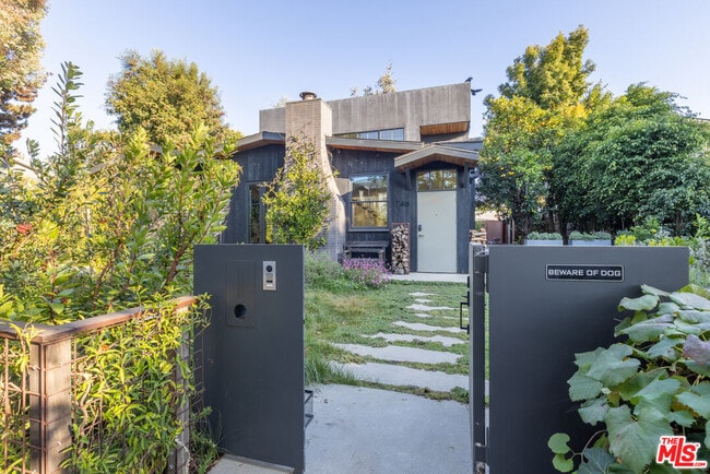 746 Marco Pl in Los Angeles, CA - Building Photo - Building Photo