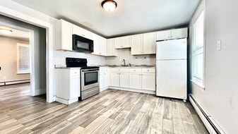 164 Pleasant St, Unit 3 in Attleboro, MA - Building Photo