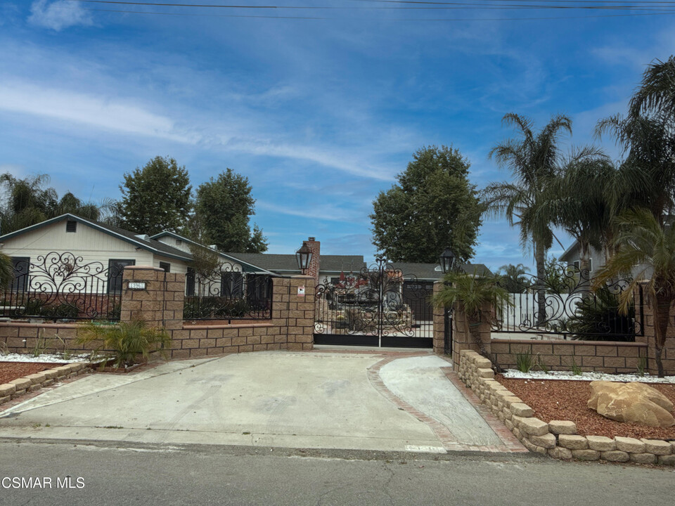 15961 Chase St in Los Angeles, CA - Foto de edificio