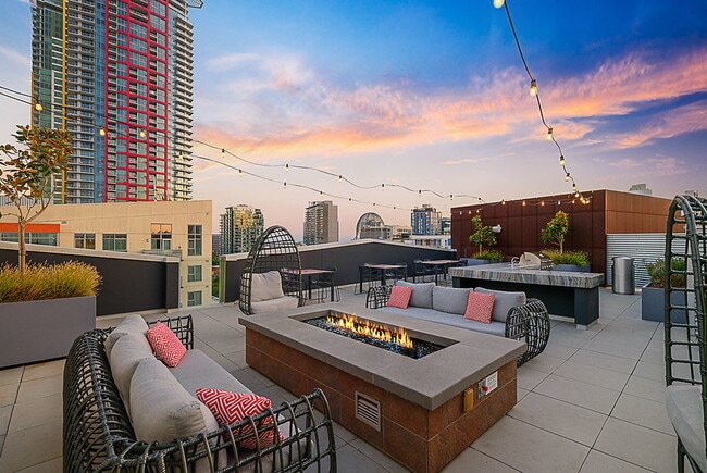 Form 15 in San Diego, CA - Foto de edificio - Building Photo