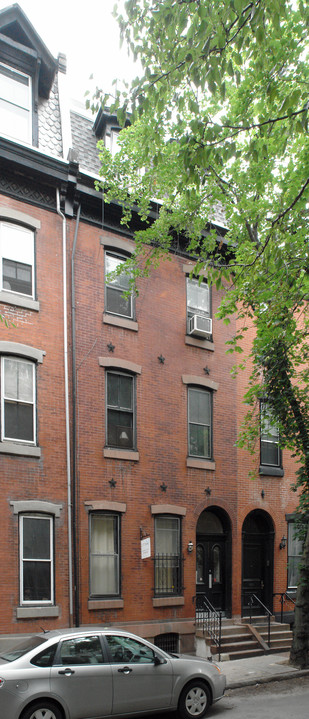 2107 Pine St in Philadelphia, PA - Building Photo