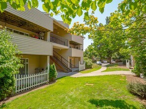 16932 SE Powell Blvd in Portland, OR - Building Photo - Building Photo