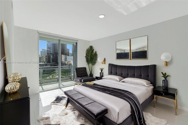 90 SW 3rd St in Miami, FL - Building Photo - Building Photo