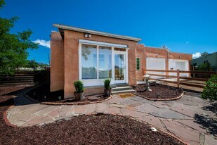 2405 Maclovia Ln in Santa Fe, NM - Building Photo