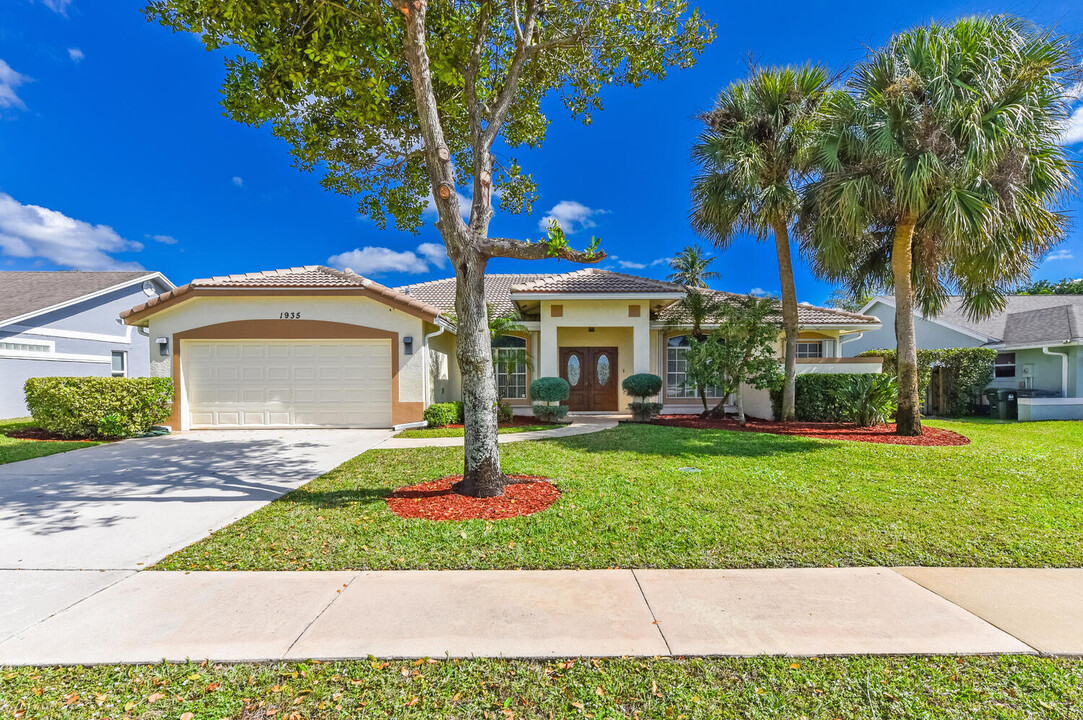 1935 Primrose Ln in Wellington, FL - Foto de edificio