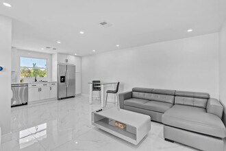 871 NW 23rd Terrace in Pompano Beach, FL - Foto de edificio - Building Photo