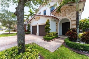 10560 NW 69th Terrace in Doral, FL - Building Photo