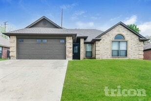 108 Parkwood Ct, Unit 75 in Azle, TX - Building Photo