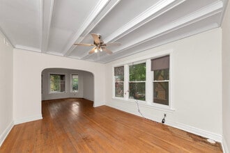 1353 W Catalpa Ave, Unit Unit 2 in Chicago, IL - Building Photo - Building Photo
