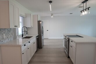 905 Sunset Rd in Boynton Beach, FL - Building Photo - Building Photo
