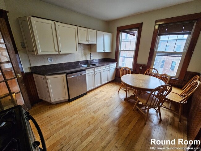 82 Walnut St, Unit 3