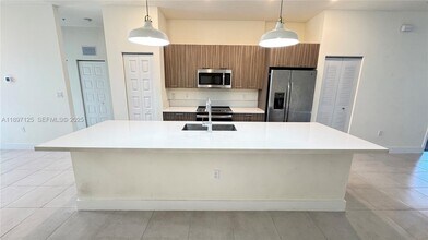 8005 NW 104th Ave in Doral, FL - Building Photo - Building Photo