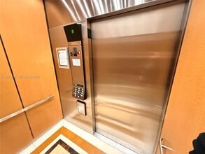 610 Clematis St in West Palm Beach, FL - Foto de edificio - Building Photo