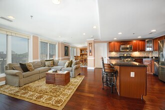 70 Adams St, Unit 4L in Hoboken, NJ - Foto de edificio - Building Photo