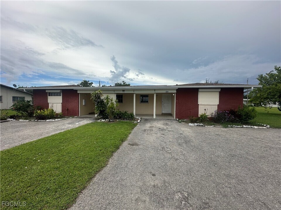 324 Palmetto Dr in Cape Coral, FL - Building Photo