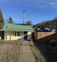 665 W Ballf St in Roseburg, OR - Building Photo