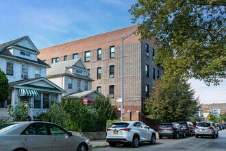 41-26 73rd Street in Flushing, NY - Foto de edificio - Building Photo