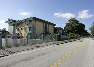 Las Estrellas Condominium in Hialeah, FL - Foto de edificio - Building Photo