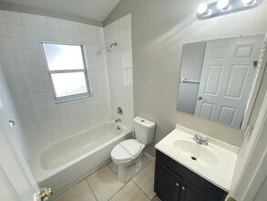 3 Bed 2 Bath Home with Stainless Steel Appliances Near Poinciana Pkwy! in Kissimmee, FL - Foto de edificio - Building Photo