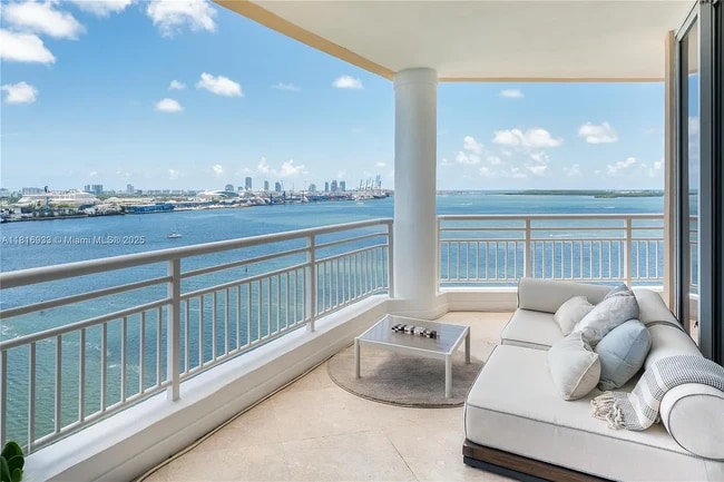 848 Brickell Key Dr, Unit APT 1601 in Miami, FL - Building Photo - Building Photo