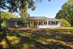 5385 Macy Grove Rd in Kernersville, NC - Building Photo