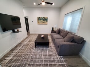 17556 Chase St, Unit 1 in Northridge, CA - Foto de edificio - Building Photo