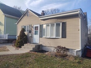 57 Vivian Ave in Pawtucket, RI - Foto de edificio - Building Photo