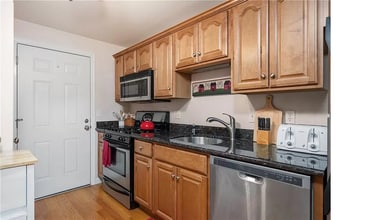 402 New River Rd, Unit 103 in Manville, RI - Foto de edificio - Building Photo