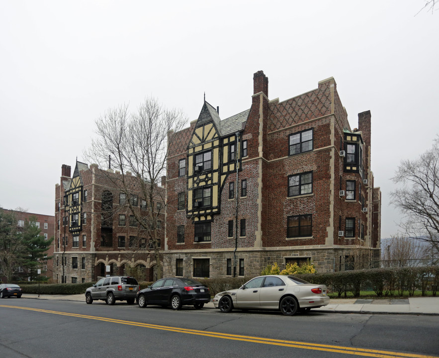 Amackassin Gardens in Yonkers, NY - Foto de edificio