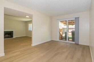 Rollingwood Duplex Homes in Orangevale, CA - Foto de edificio - Interior Photo