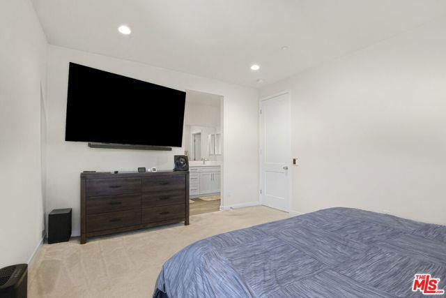 23932 Oxnard St in Los Angeles, CA - Building Photo - Building Photo