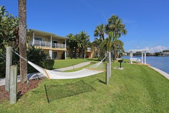 Snell Isle in St. Petersburg, FL - Foto de edificio - Building Photo