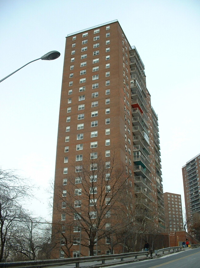 Inwood Gardens in New York, NY - Foto de edificio - Building Photo