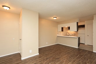 Oaks on Bandera in San Antonio, TX - Building Photo - Interior Photo