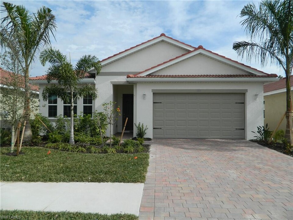 3919 Cross Water Dr in North Fort Myers, FL - Building Photo