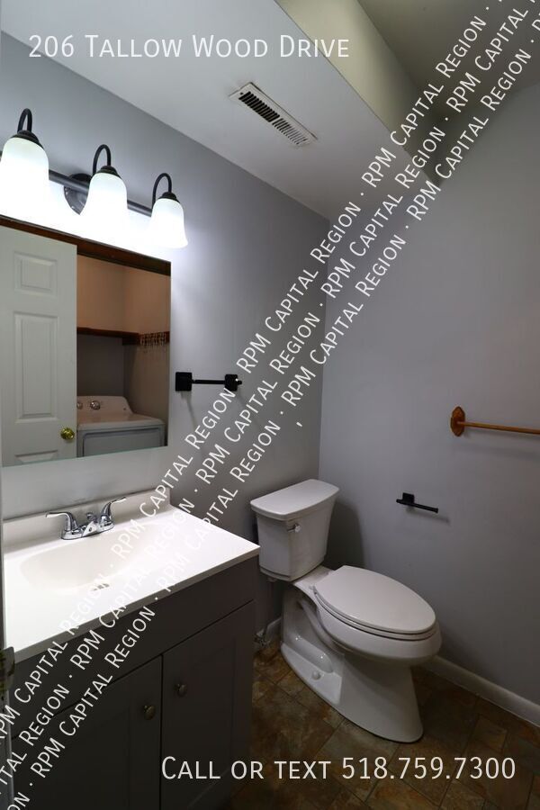 206 Tallow Wood Dr in Clifton Park, NY - Building Photo - Building Photo