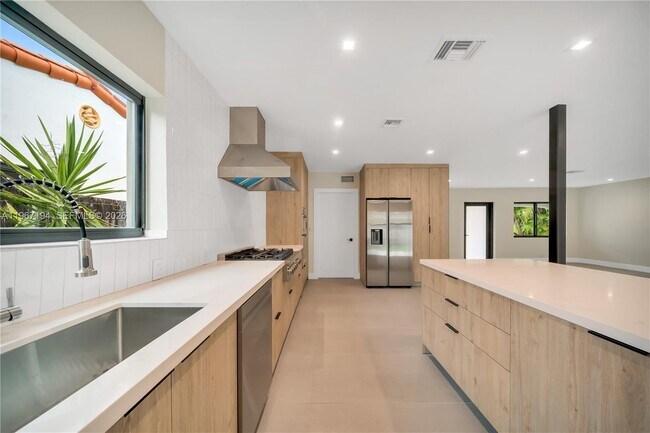 910 W 47th Ct in Miami Beach, FL - Building Photo - Building Photo