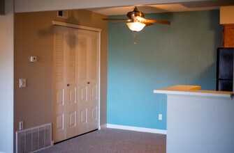 430 Zang St, Unit Reduced price, Remodeled! in Lakewood, CO - Foto de edificio - Building Photo