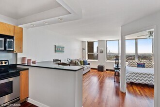 655 W Irving Park Rd in Chicago, IL - Building Photo - Building Photo