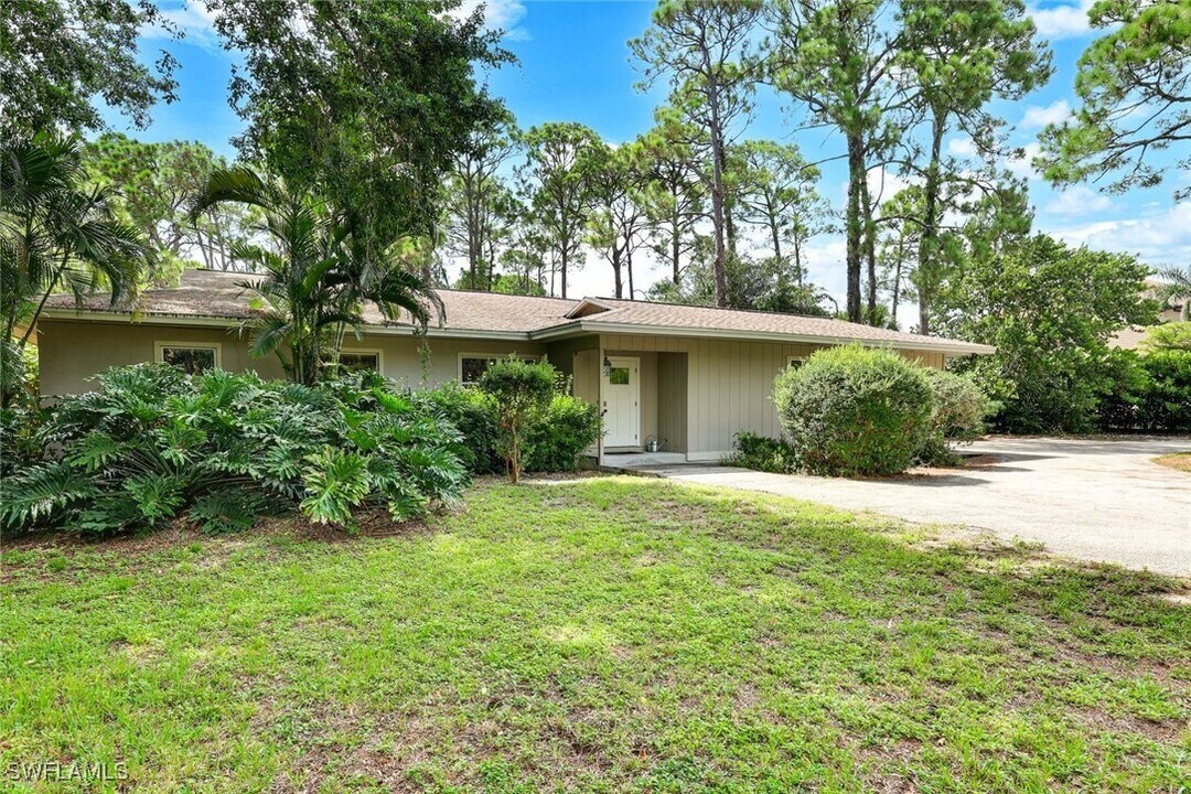 131 Cajeput Dr in Naples, FL - Building Photo