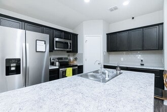 4614 Heathers Cross in Saint Hedwig, TX - Foto de edificio - Building Photo