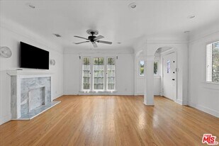 1018 Havenhurst Dr in West Hollywood, CA - Building Photo