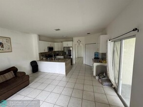5665 NW 117th Ave in Coral Springs, FL - Foto de edificio - Building Photo