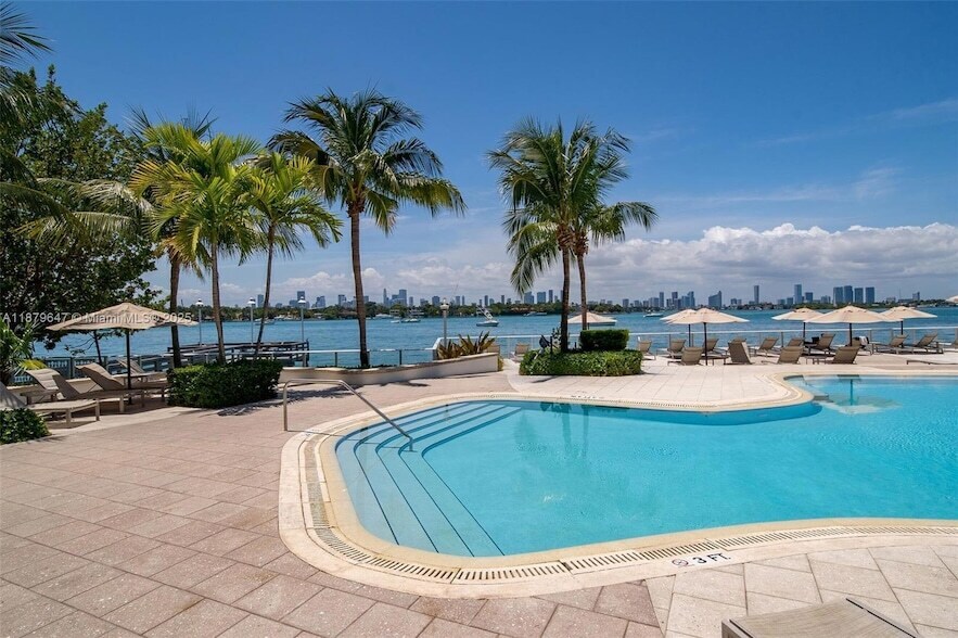 910 West Ave in Miami Beach, FL - Building Photo