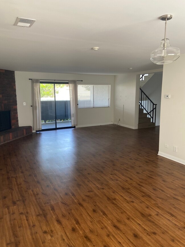 2117 Carnegie Ln, Unit 3 in Redondo Beach, CA - Building Photo - Building Photo