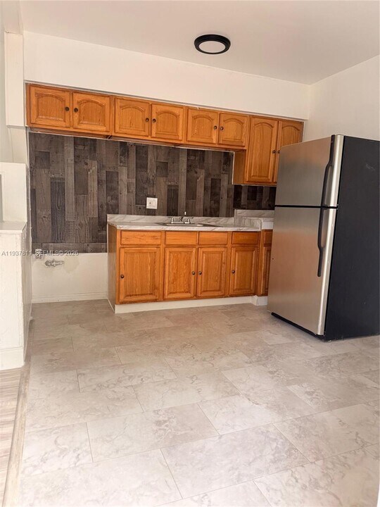 16675 NE 20th Ave in North Miami Beach, FL - Building Photo