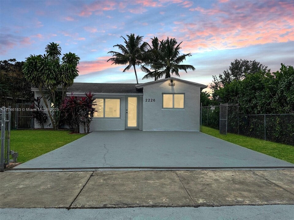 2226 Taft St in Hollywood, FL - Building Photo