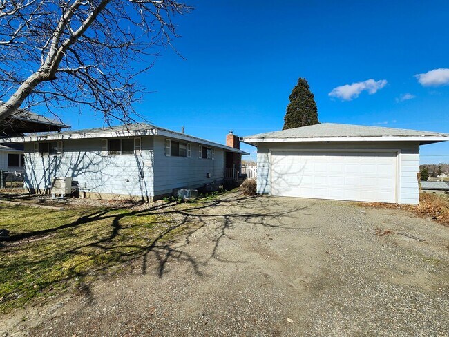2108 W 9th Pl in Kennewick, WA - Building Photo - Building Photo