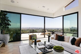 7866 Fareholm Dr in Los Angeles, CA - Building Photo - Building Photo