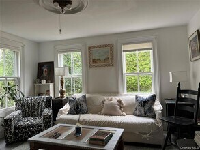 11930 Main Rd in East Marion, NY - Foto de edificio - Building Photo